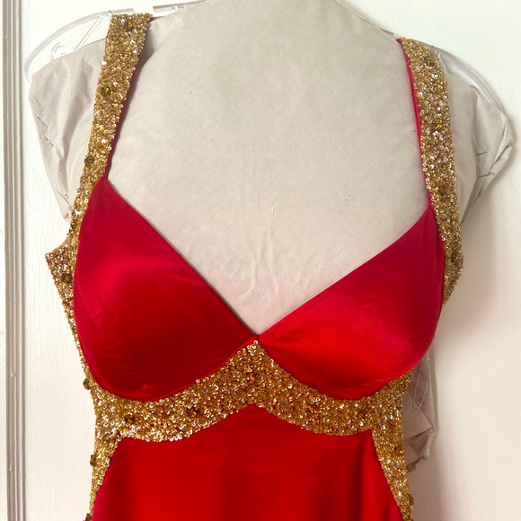 Beautiful red gown with gold trim and open back - Picture 2 of 7